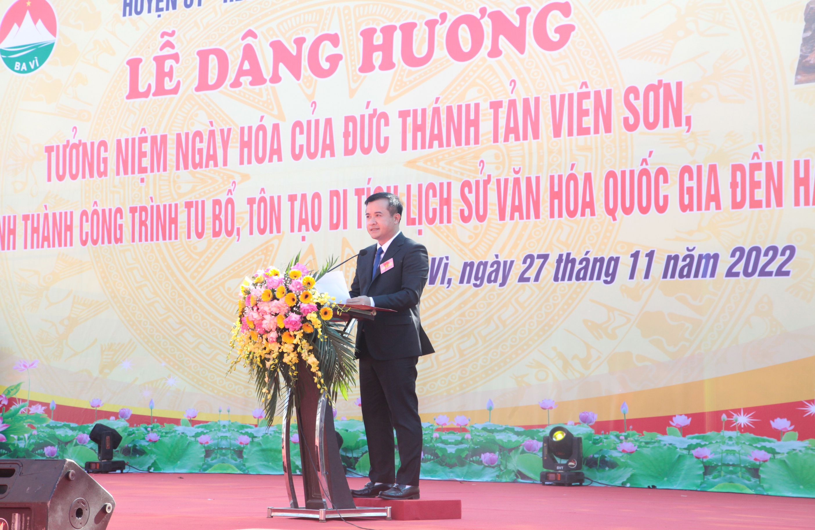 Chủ tịch UBND huyện Ba Vì Đỗ Mạnh Hưng đọc diễn văn kính cáo Đức Thánh Tản Viên Sơn 